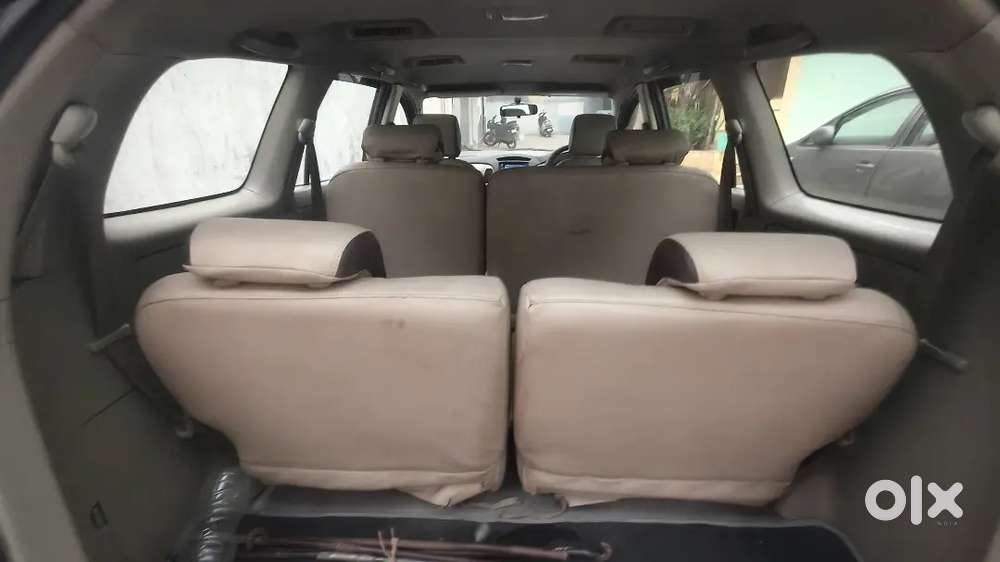Toyota Innova 2010 2.5v 8 Seater