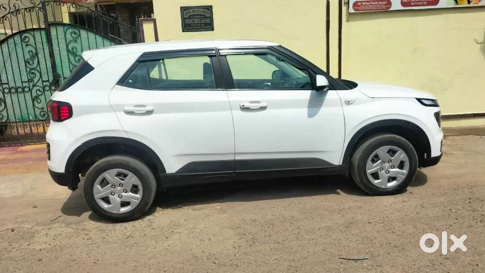 Hyundai Venue 2022 Petrol 51000 Km Driven