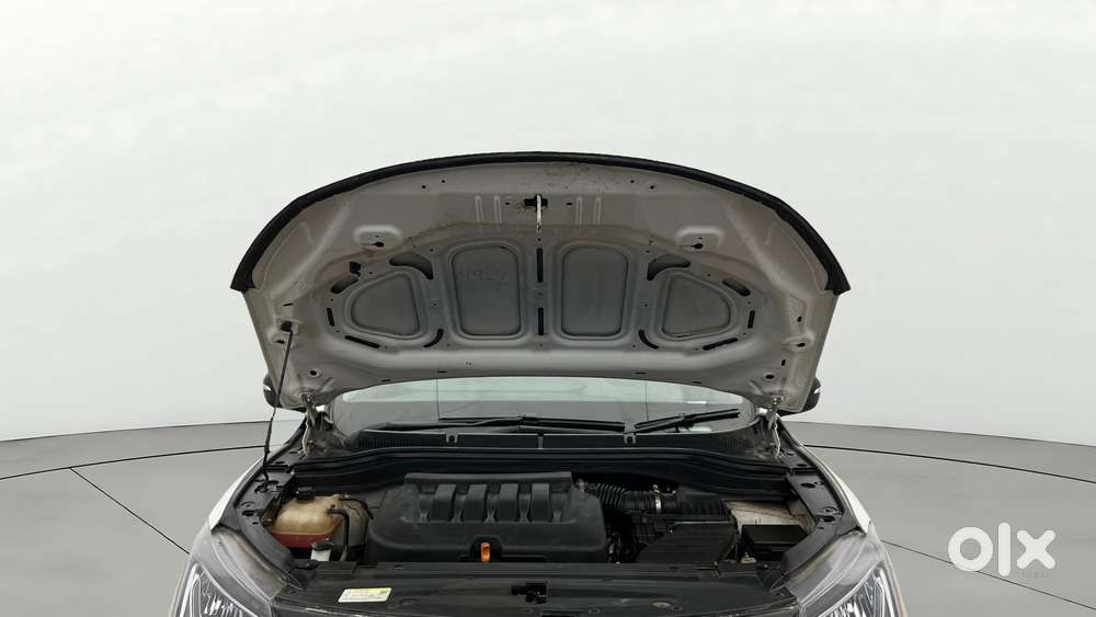 Mahindra Xuv700 2.0 Ax 5 Petrol Mt 7 Str, 2025, Petrol