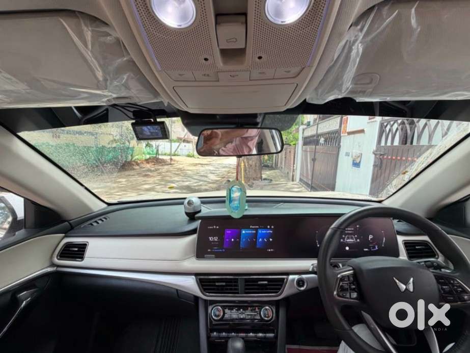 Mahindra Xuv700 2.0 Ax 7 Petrol At Str, 2025, Petrol