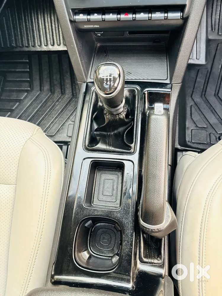 Mahindra Xuv700 2.0 Ax 5 Petrol Mt 7 Str, 2025, Petrol