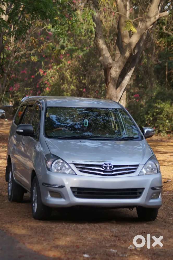 Toyota Innova 2.5v 8 Seater Diesel Engine Top Model For Sale