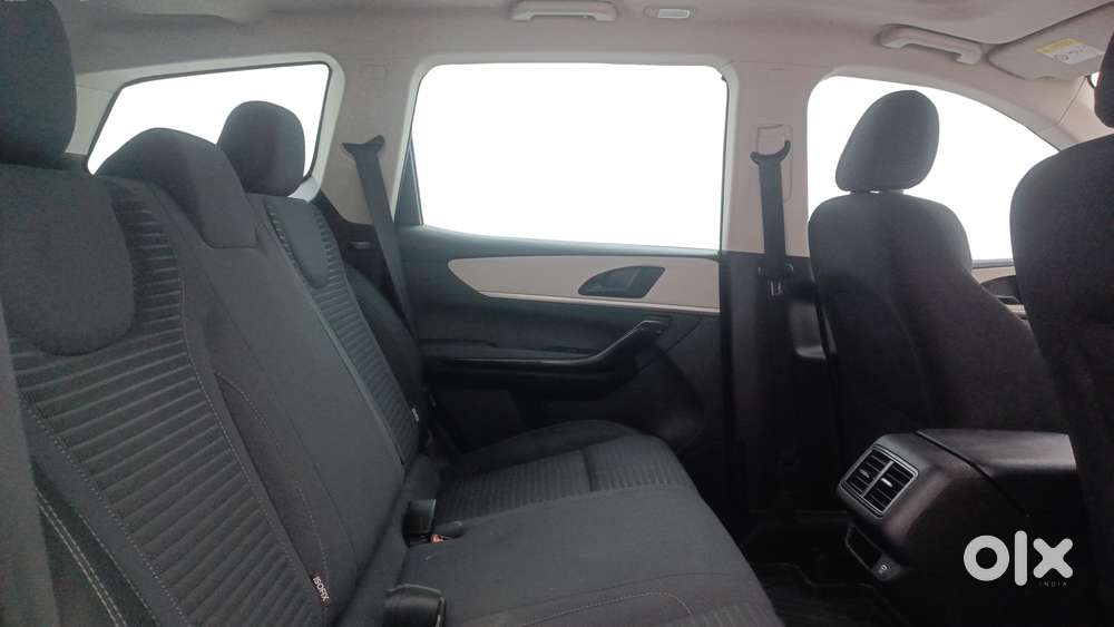 Mahindra Xuv700 2.2 Ax 5 Diesel At Str, 2022, Diesel