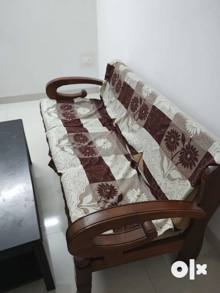 Wooden Table Used Furniture for sale in Mumbra OLX