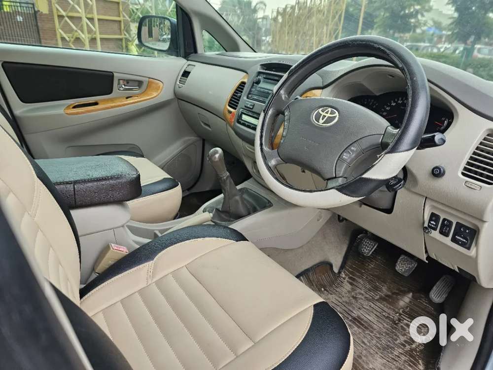 Toyota Innova 2.5 E 8 Str, 2011, Diesel