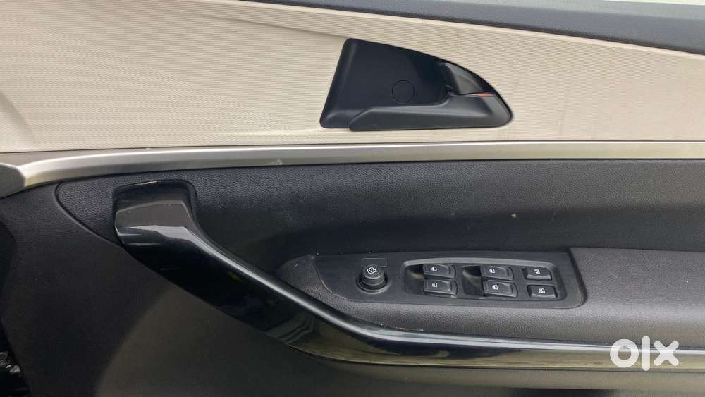 Mahindra Xuv700 2.0 Ax 5 Petrol At Str, 2023, Petrol