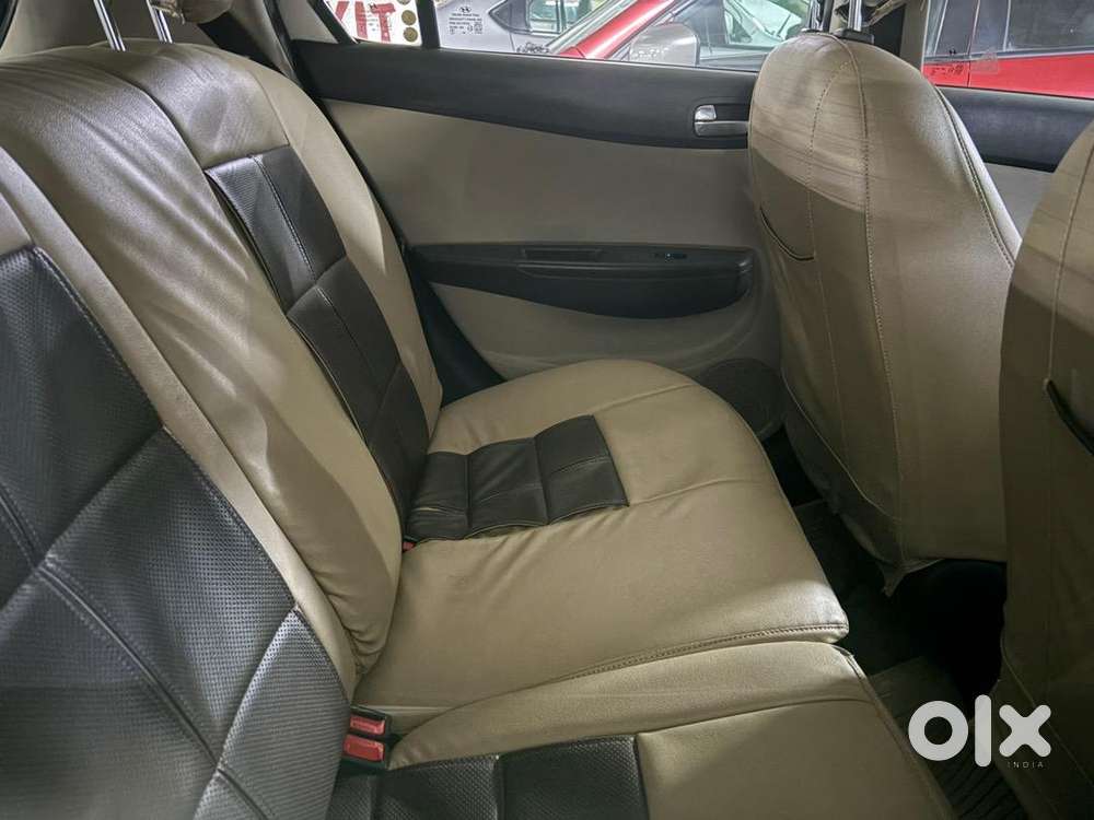 White Hyundai I20 Sportz 2012 Model