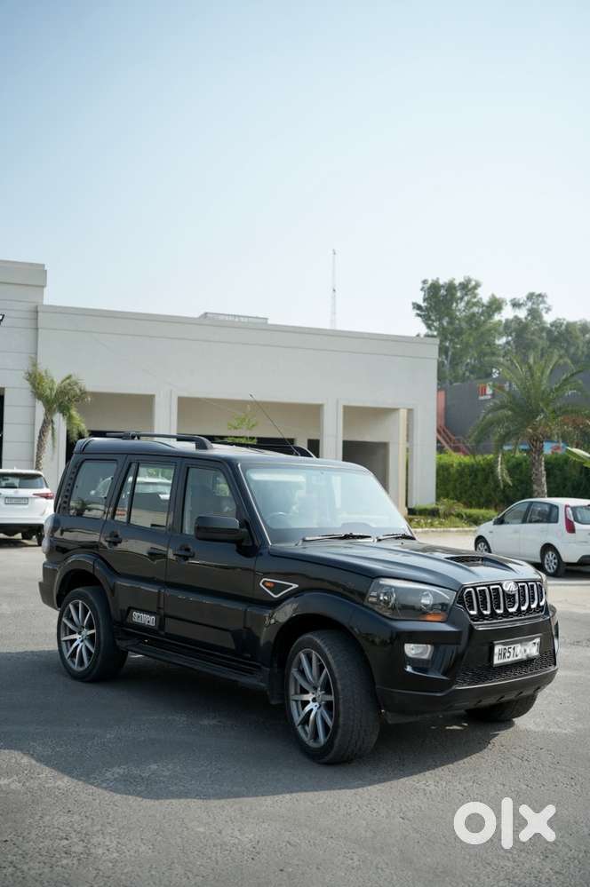 Mahindra Scorpio Black Diesel 2017