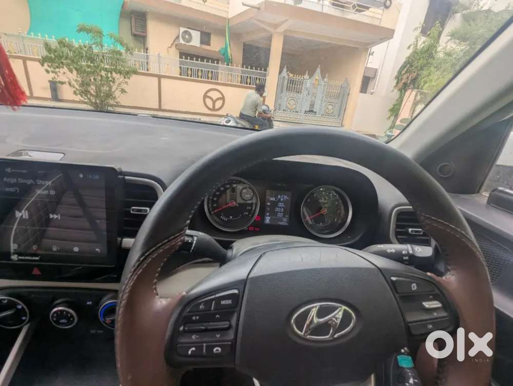 Hyundai Venue 2022 Petrol 14203 Km Driven Well Maintained