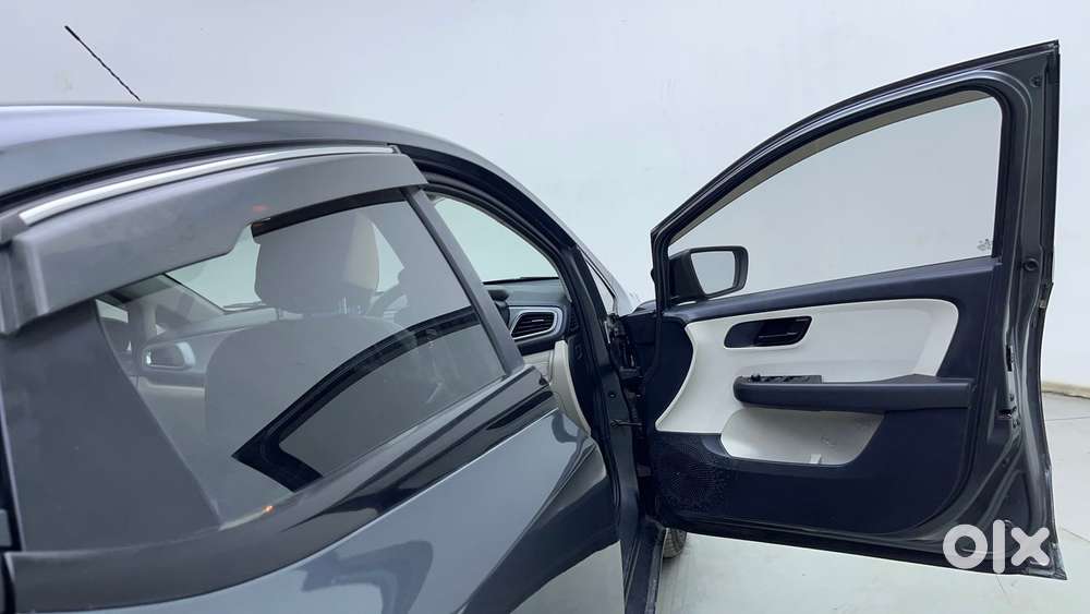 Tata Altroz 1.2 Xm Plus, 2022, Petrol