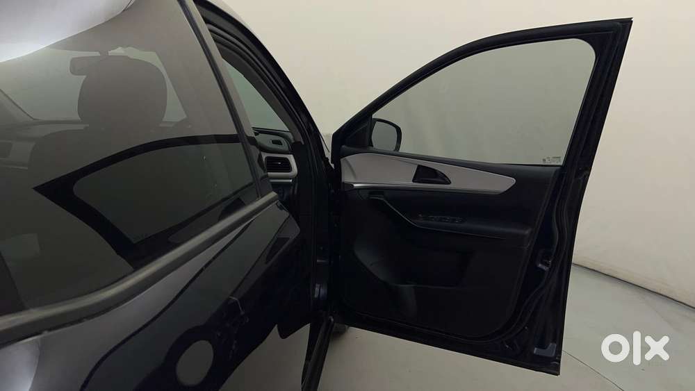 Mahindra Xuv700 2.2 Ax 5 Diesel At Str, 2024, Diesel