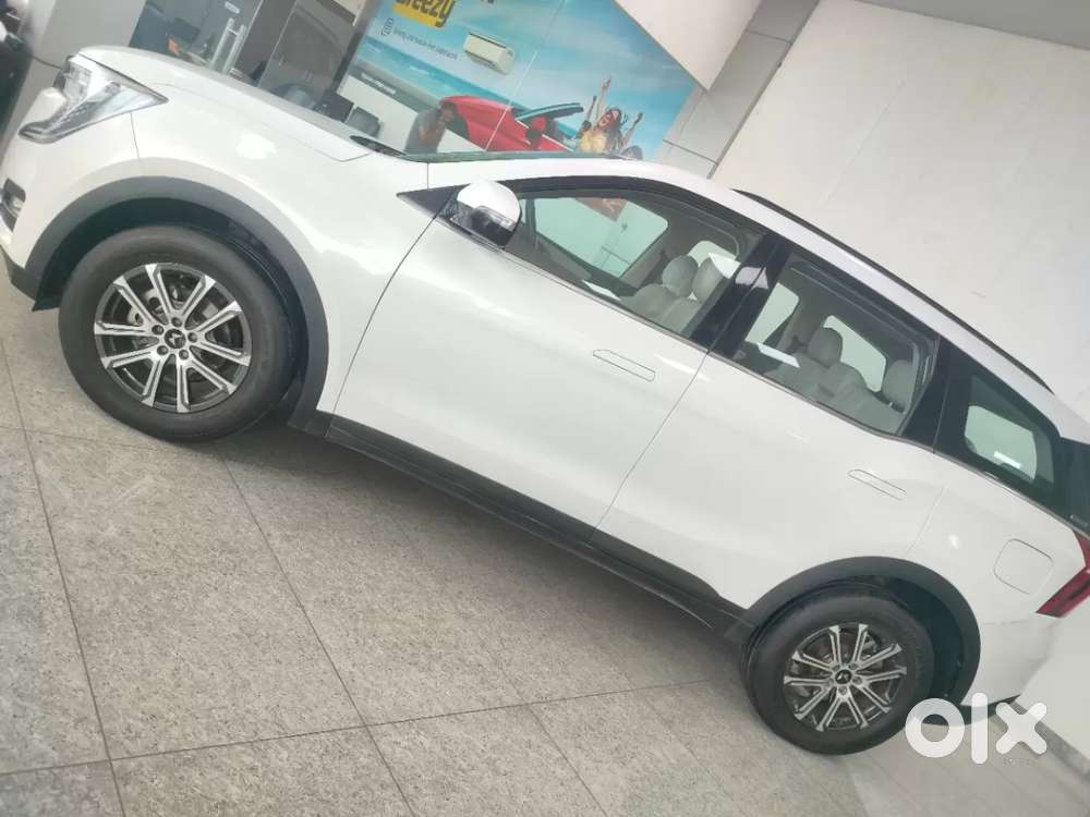 Mahindra Xuv700 2.0 Ax 7 Petrol Mt Str, 2024, Petrol