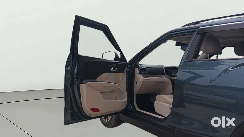 Mahindra Xuv300 1.2 W8 (o) Amt Petrol, 2022, Petrol