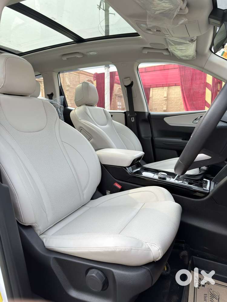 Mahindra Xuv700 2.2 Ax 7 Diesel At Luxury Pack Str Awd, 2024, Diesel