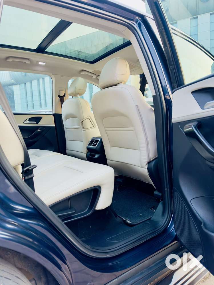 Mahindra Xuv700 2.2 Ax 7 Diesel At Luxury Pack Str Awd, 2022, Diesel