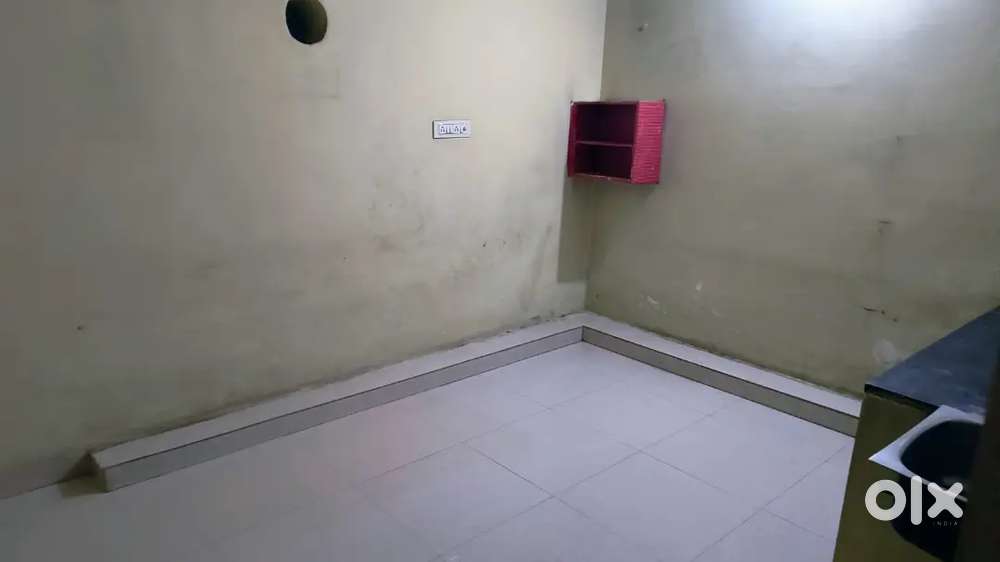 Room rent dena h
