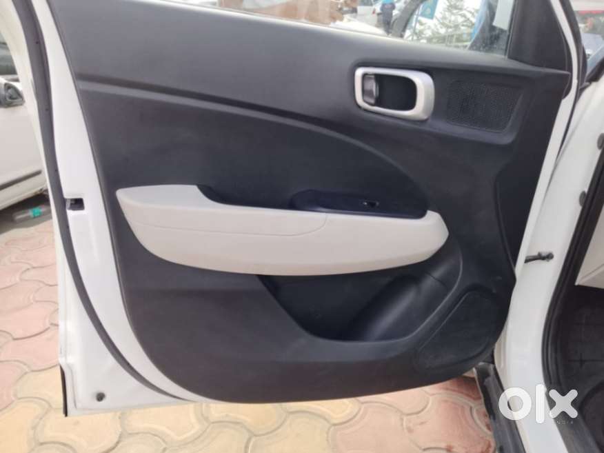 Hyundai Venue Sx Mt, 2023, Petrol