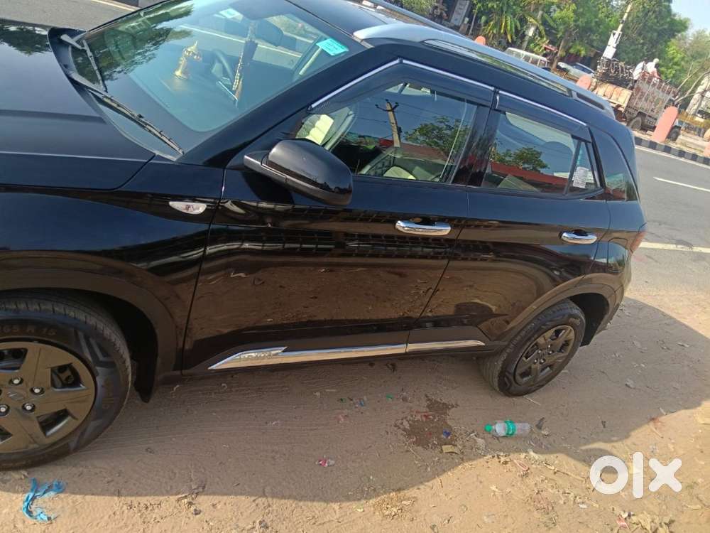Hyundai Venue 2025 Petrol 6000 Km Driven