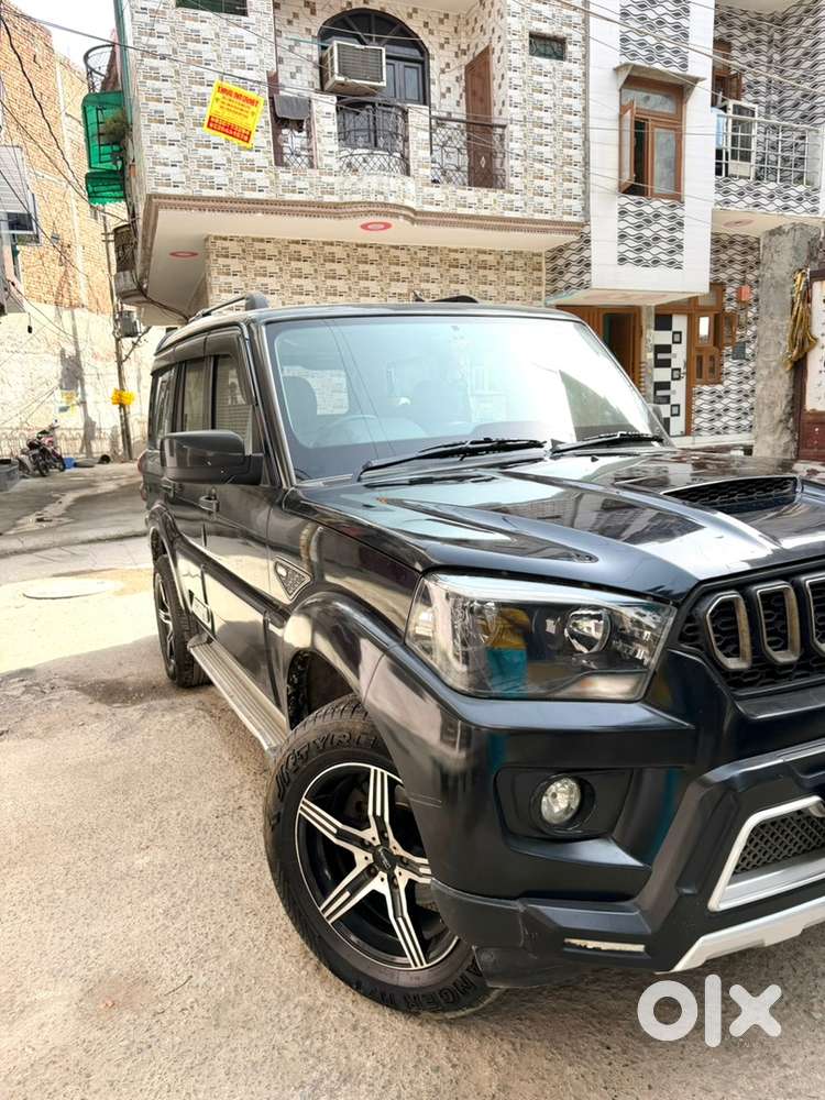 Black Mahindra Scorpio 2019
