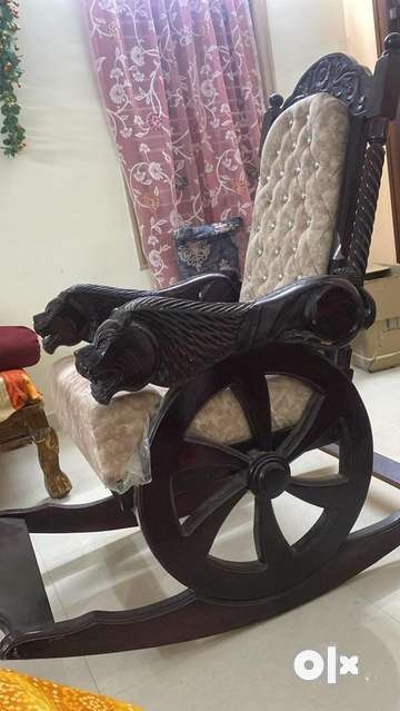 Rocking chair with lion head arms hotsell