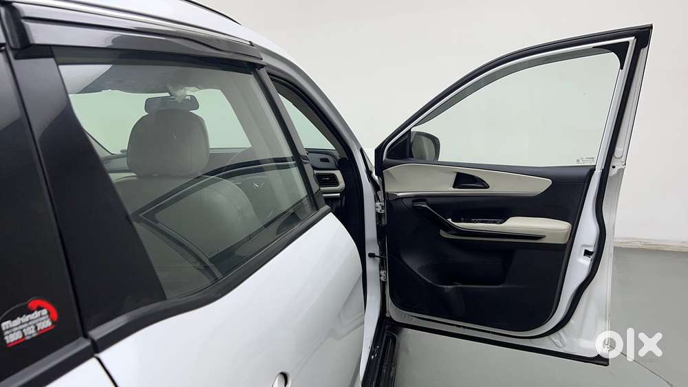 Mahindra Xuv700 2.0 Ax 5 Petrol Mt Str, 2022, Petrol