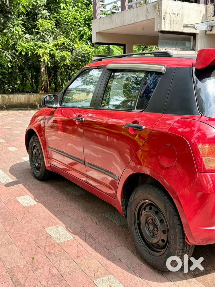 Bright Red Maruti Suzuki Lxi