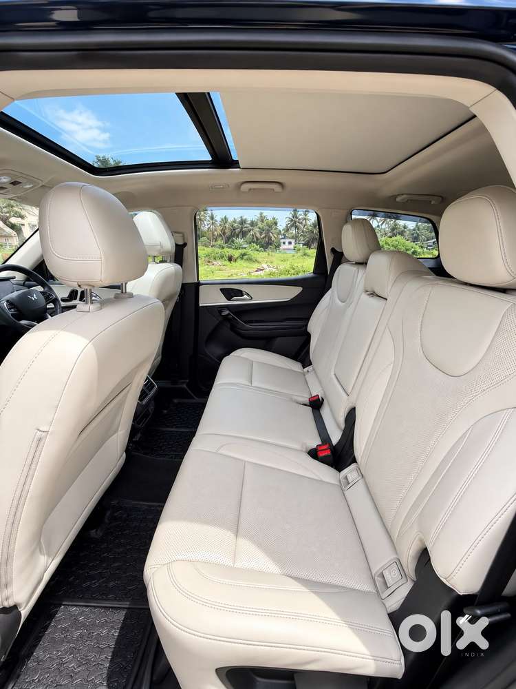 Mahindra Xuv700 2.2 Ax 7 Diesel At Luxury Pack Str, 2025, Diesel