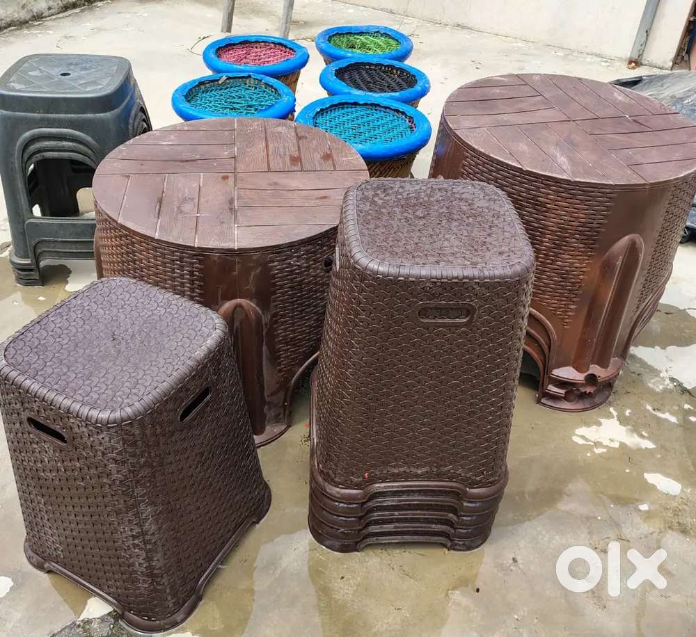 Table, muddi, plastic chair