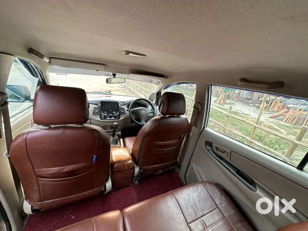 Innova G 8 Seater Diesel