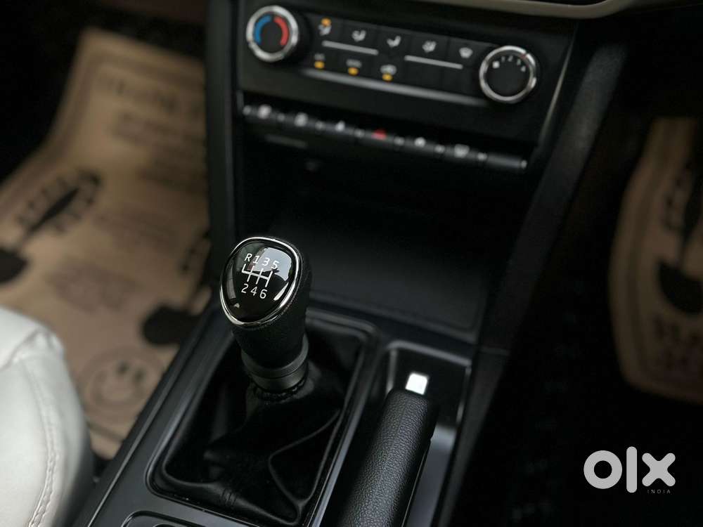 Mahindra Xuv700 2.0 Mx Petrol Mt 5 Str, 2024, Petrol