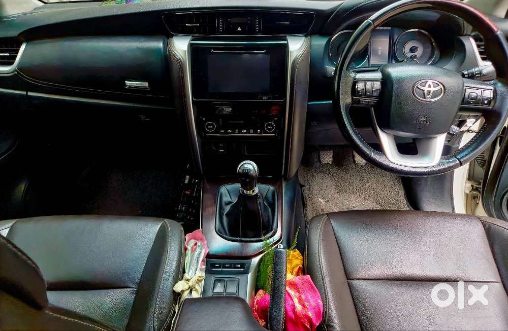 Showroon Condition Toyota Fortuner 4×2 Mt White