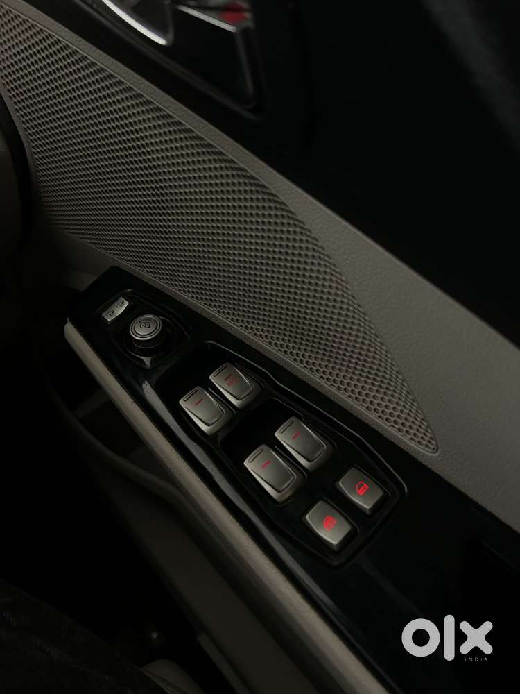 Mahindra Xuv300 1.2 W8 (o) Amt Dual Tone Petrol, 2022, Petrol