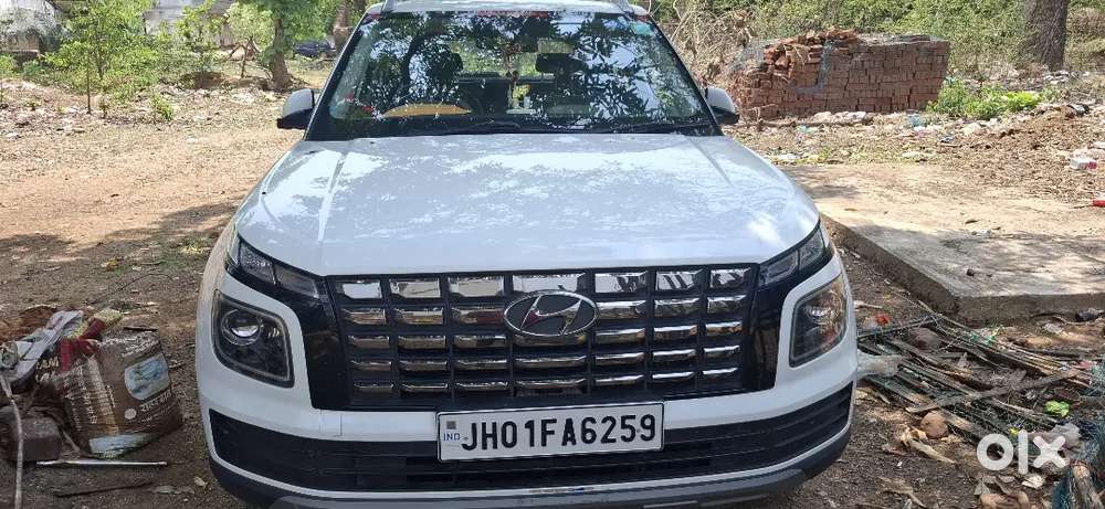 Hyundai Venue 2023 Petrol 27500 Km Driven