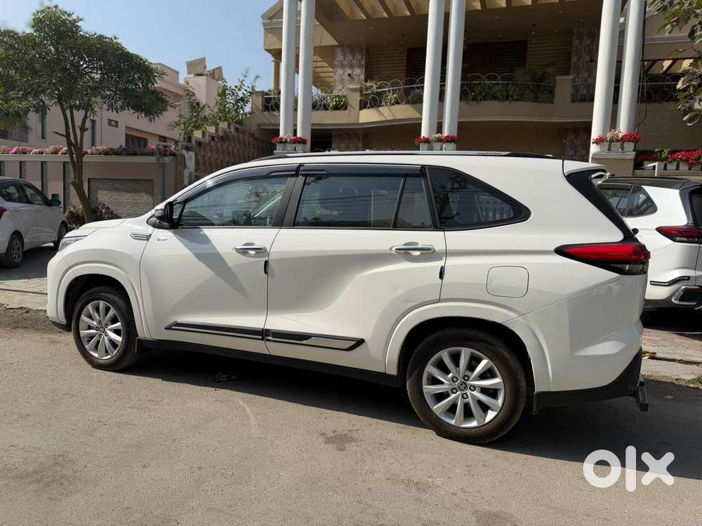 Toyota Innova Hycross 2025