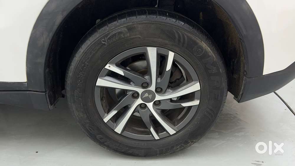 Mahindra Xuv700 2.0 Ax 5 Petrol At Str, 2022, Petrol
