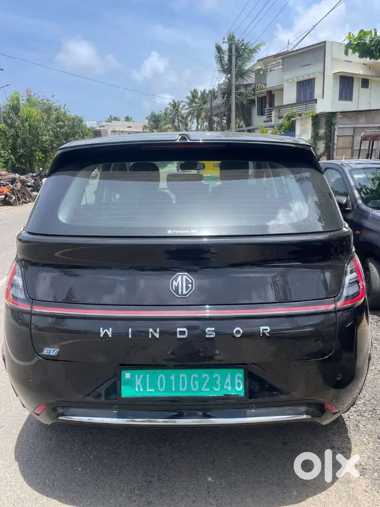 Black Windsor Ev 2025/8,200 Km Driven