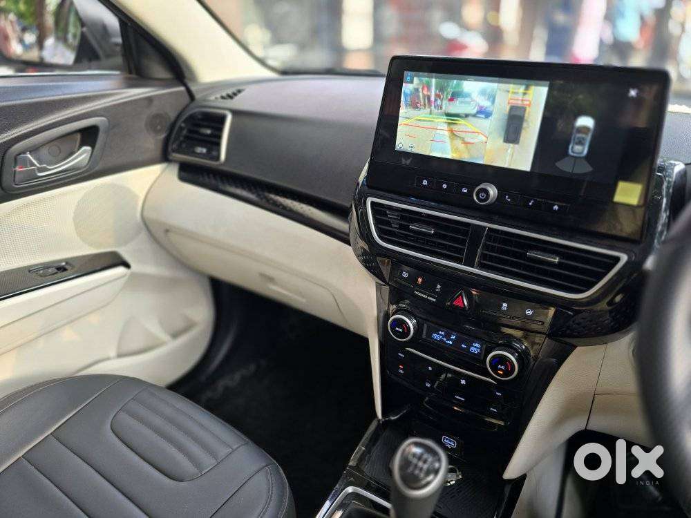 Mahindra Xuv 3xo Ax5 Pm Mt, 2025, Petrol