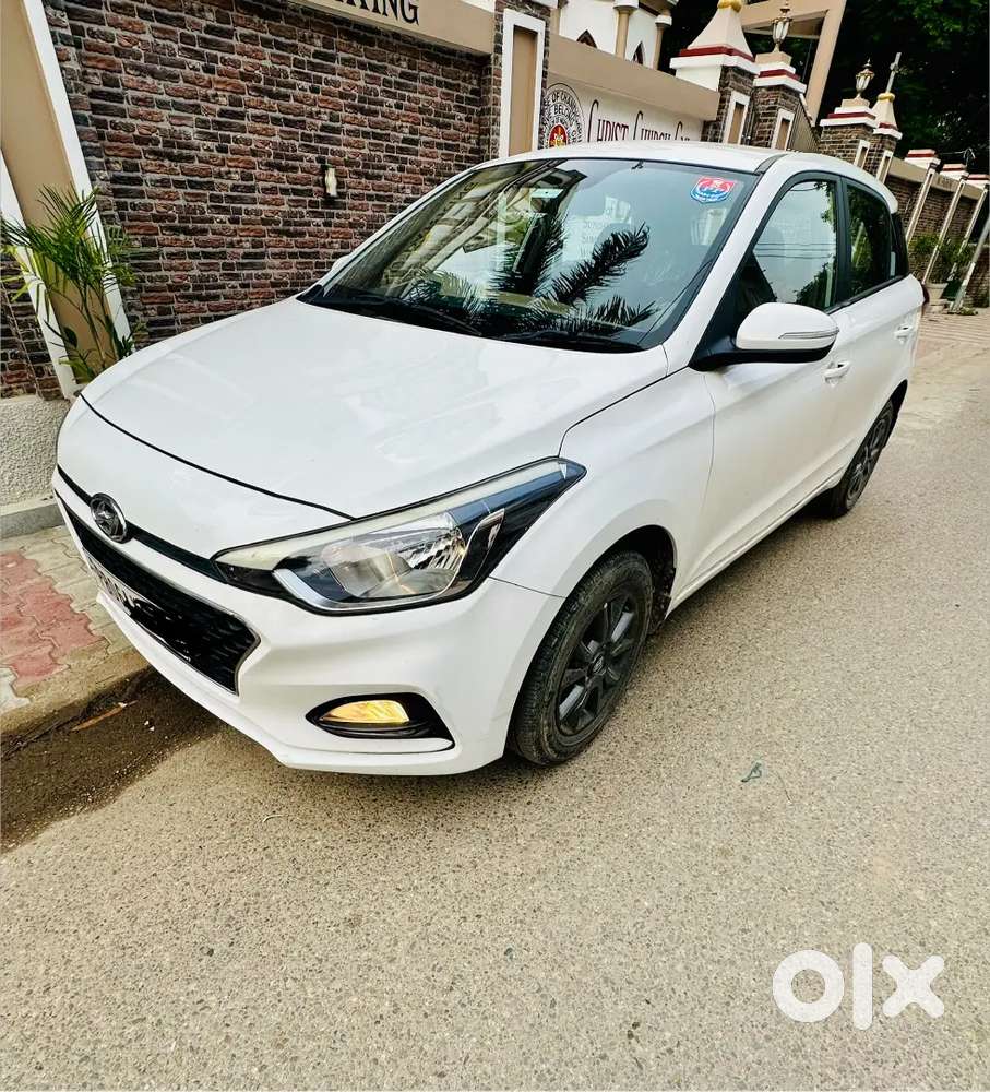 I20 Sportz White Exterior/ Brown Interior