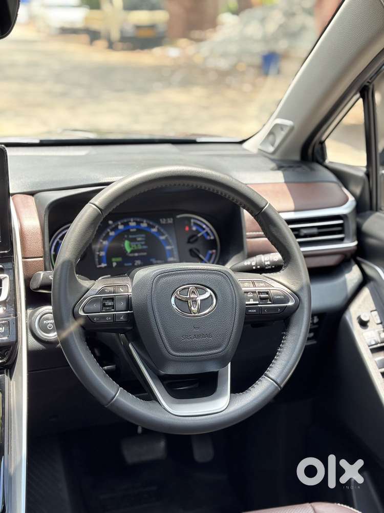 Toyota Innova Hycross 2.0 Zx (o) Hybrid 7 Str, 2025, Petrol