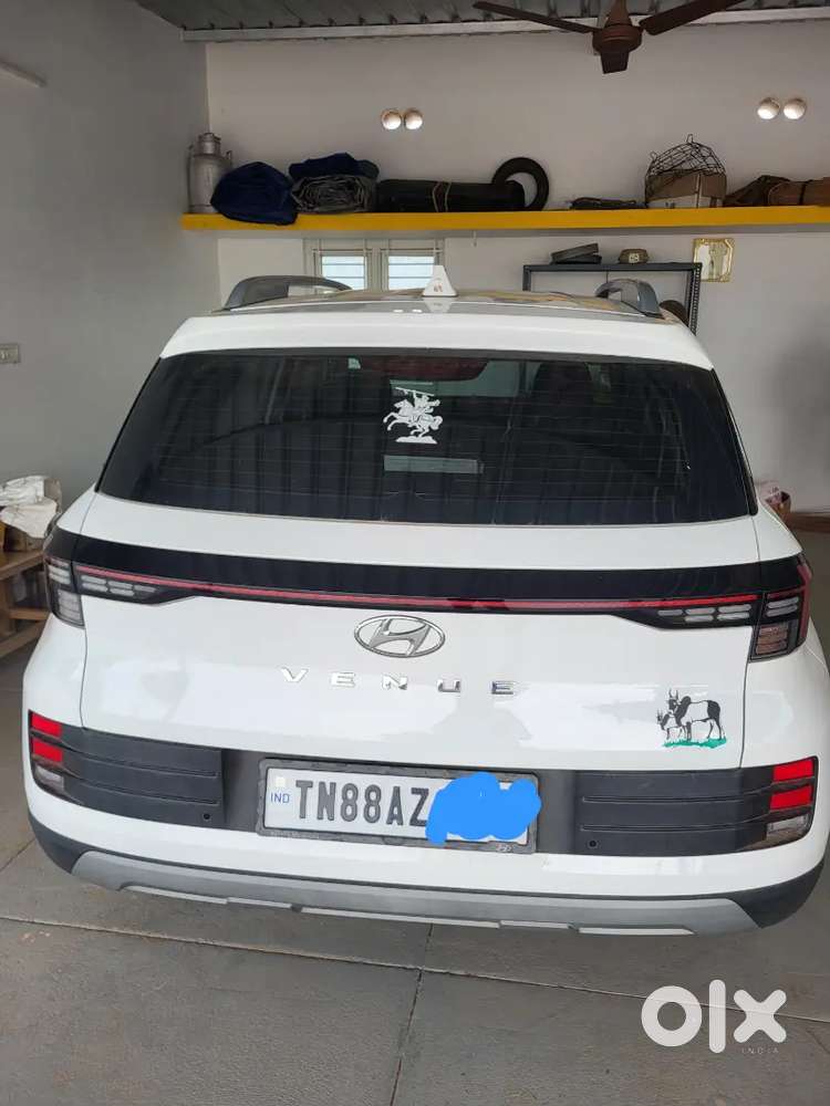 Hyundai Venue 2023 Petrol 6713 Km Driven