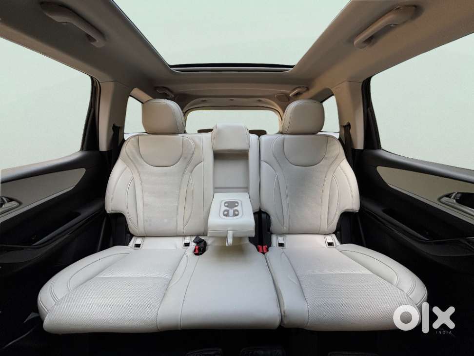 Mahindra Xuv700 2.0 Ax 7 Petrol At Luxury Pack Str, 2025, Petrol