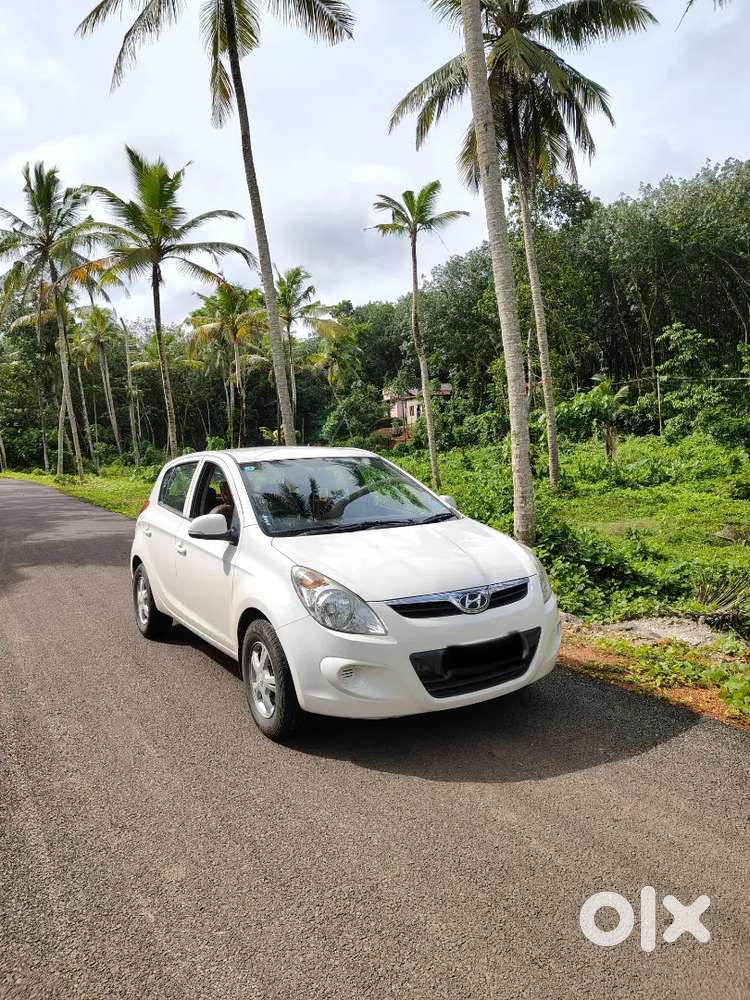 *i20 1.4 Sportz
 *2012 Model
*asking Price:2,50,000
*price Negotiable