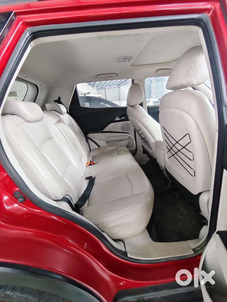 Mahindra Xuv300 W8 (o) 1.5 Diesel Amt Dual Tone, 2022, Diesel