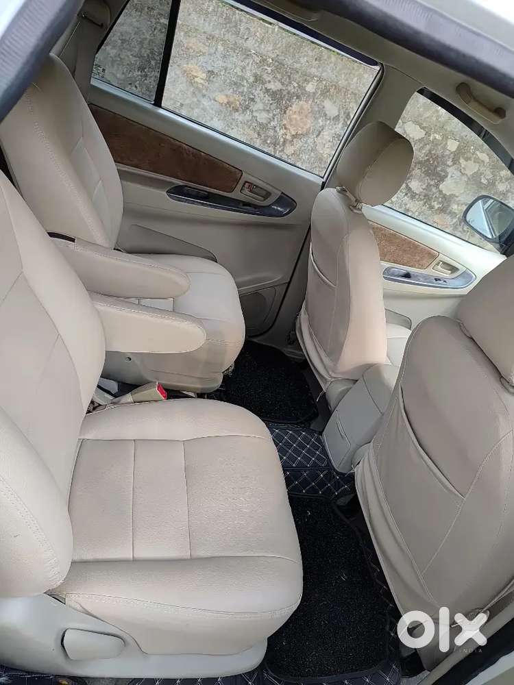Toyota Innova 2.5 G  Re-registered (kl-62)