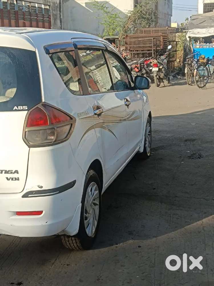 White Ertiga