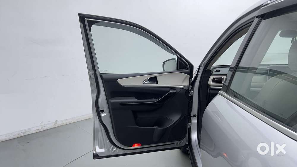 Mahindra Xuv700 2.0 Ax 7 Petrol At Luxury Pack Str, 2023, Petrol