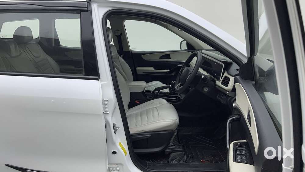Mahindra Xuv700 2.0 Ax 5 Petrol Mt Str, 2022, Petrol