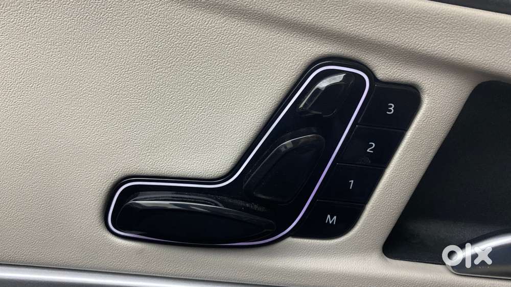 Mahindra Xuv700 2.2 Ax 7 Diesel At Luxury Pack Str Awd, 2022, Diesel