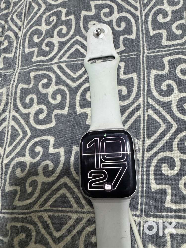 Apple watch series 8 gps 45mm silver colour