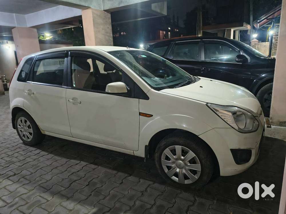 Self Driven Ford Figo Zxi 2013 Petrol For Sale